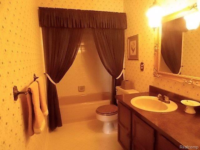 3340 Innsbrook Drive Rochester, MI 48309 - Photo 15 of 26 Guest Bath