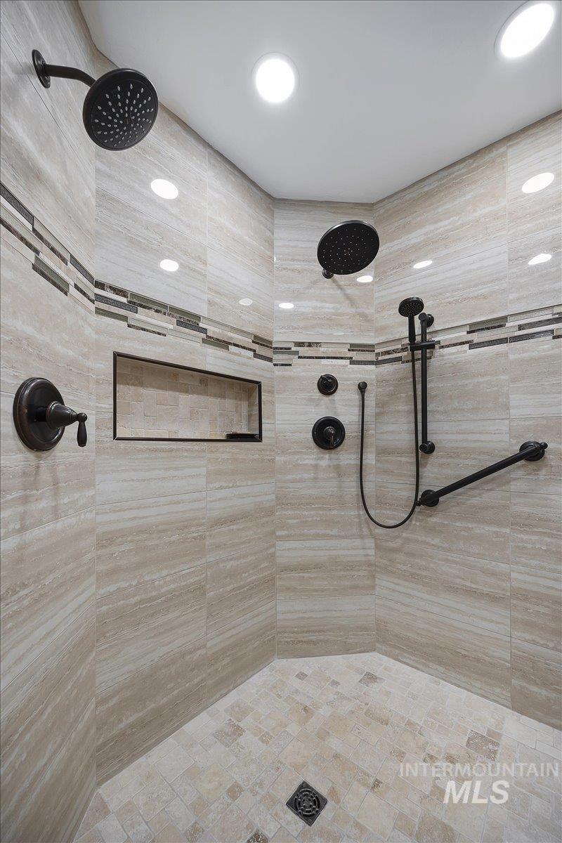 474 Kay Drive Twin Falls, ID 83301 - Photo 18 of 38 Bathroom with a tile shower