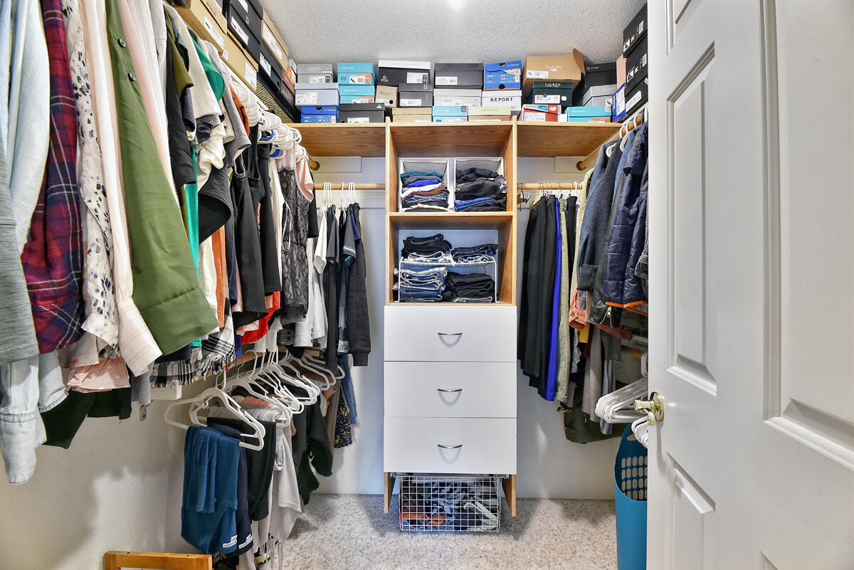 4725 Hillcrest Road Medford, OR 97504 - Photo 27 of 38 The primary bedroom offers a nice walk-in closet with built-in storage features.