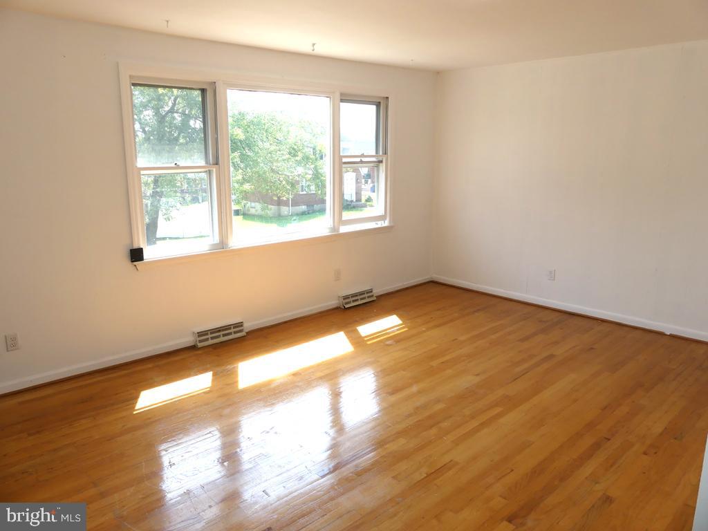 8016 Sagramore Road Baltimore, MD 21237 - Photo 3 of 30 Living Room