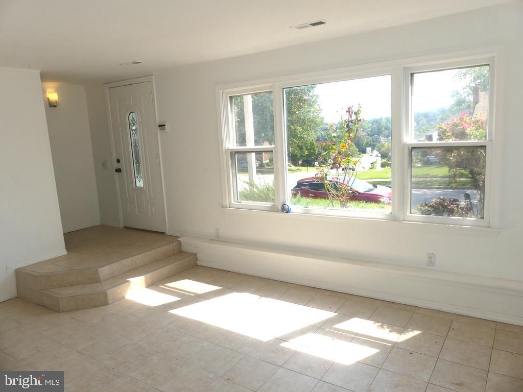 8016 Sagramore Road Baltimore, MD 21237 - Photo 4 of 30 Entry & Sunken Family Rm