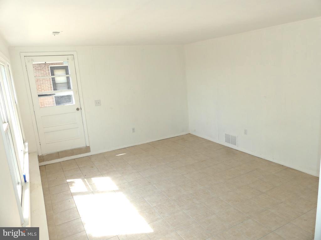 8016 Sagramore Road Baltimore, MD 21237 - Photo 5 of 30 Family Room