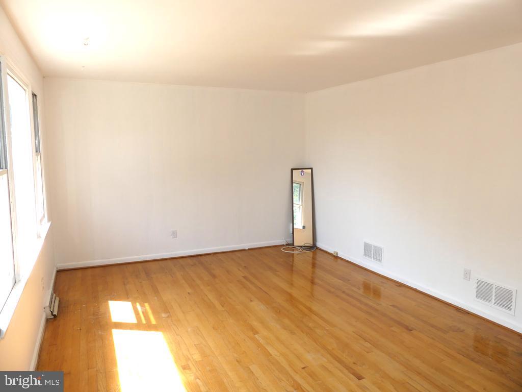 8016 Sagramore Road Baltimore, MD 21237 - Photo 10 of 30 Bright & Sunny Living Room