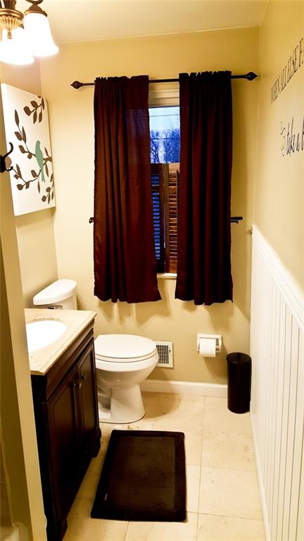 237 Lytton Road Coraopolis, PA 15108 - Photo 22 of 25 Full Bathroom upper level