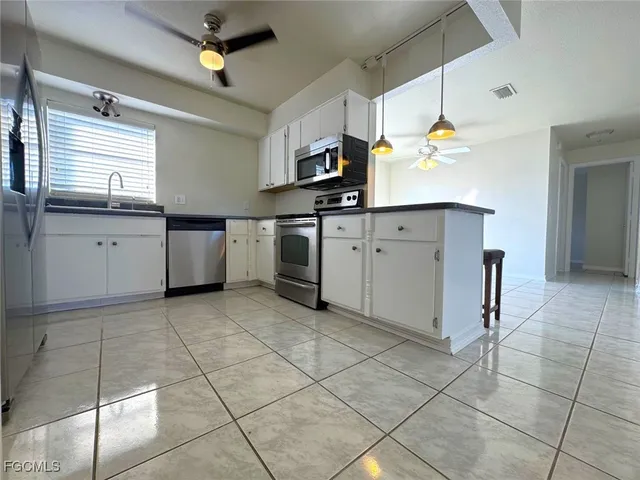 a view of empty room with a ceiling fan