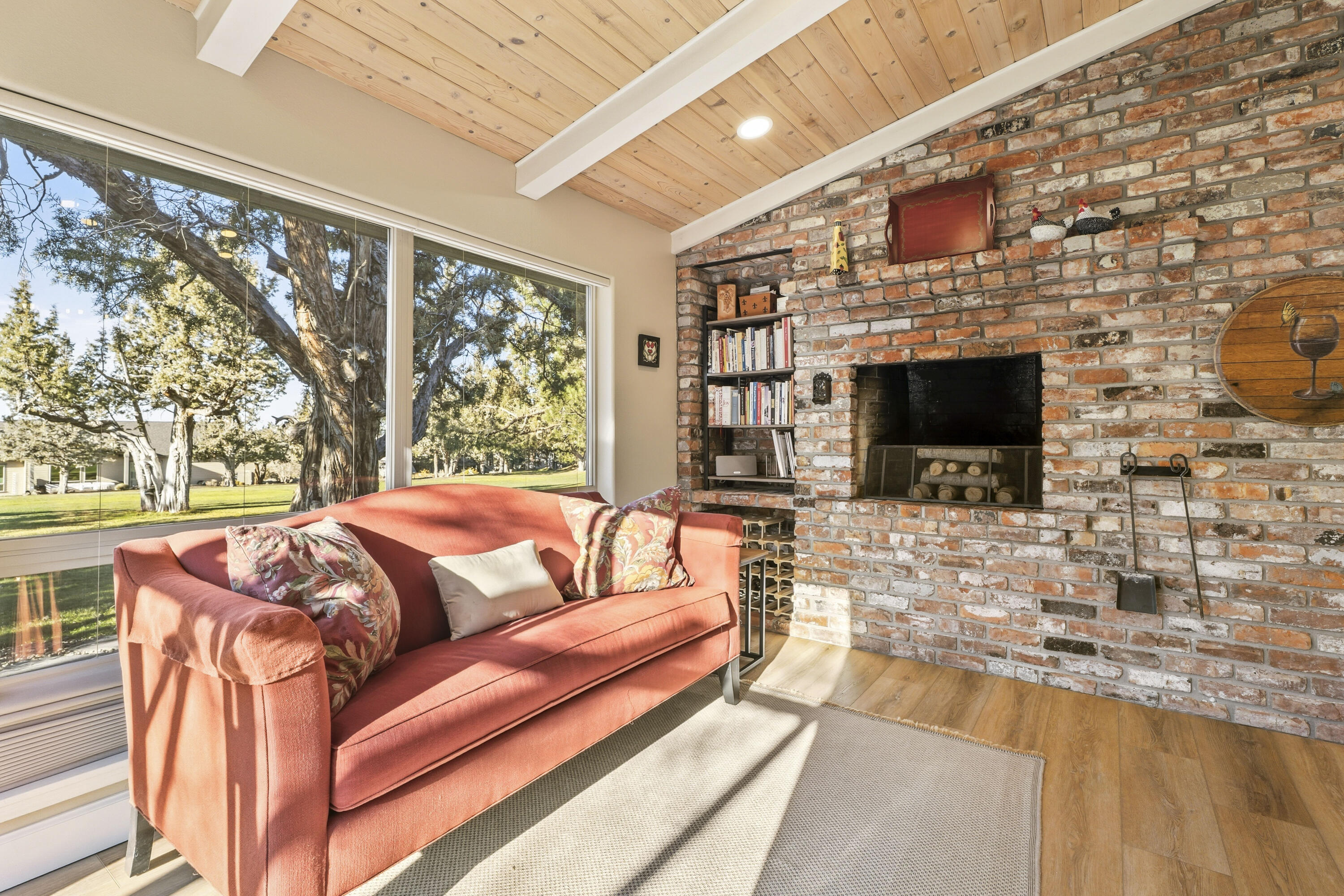 2001 Condor Court Redmond, OR 97756 - Photo 13 of 39 Breakfast nook