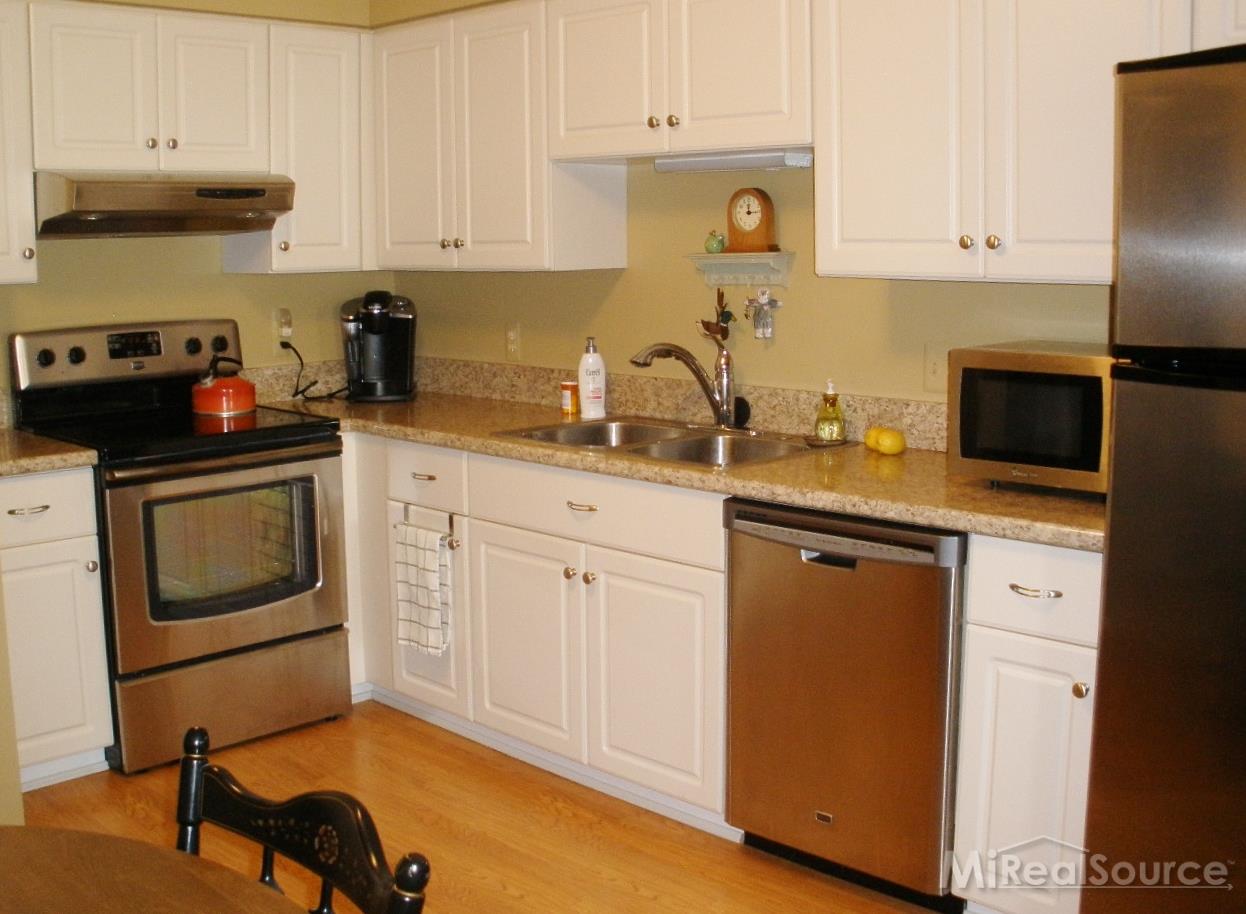 747 Eastbridge Court Rochester, MI 48307 - Photo 6 of 13 31173679-5.JPG
