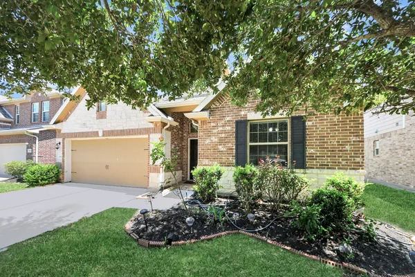 a view of yard with entertaining space