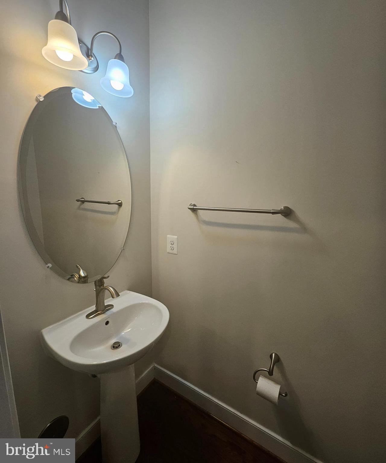 620 East Howell Avenue, Unit 101 Alexandria, VA 22301 - Photo 12 of 26 Powder Room on main level