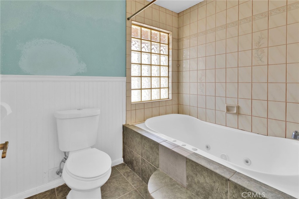 15160 Cheyenne Road Apple Valley, CA 92307 - Photo 36 of 55 a bathroom with a toilet and bathtub