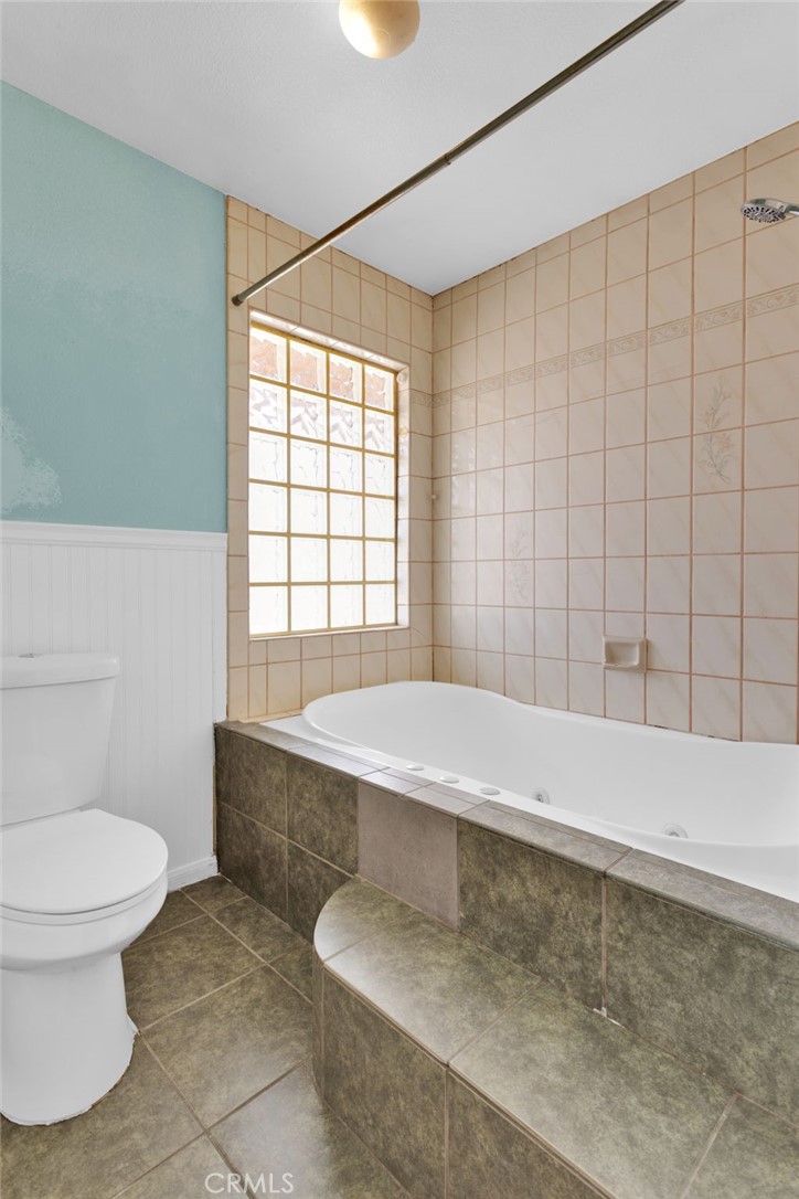 15160 Cheyenne Road Apple Valley, CA 92307 - Photo 37 of 55 a bathroom with a bathtub and a toilet