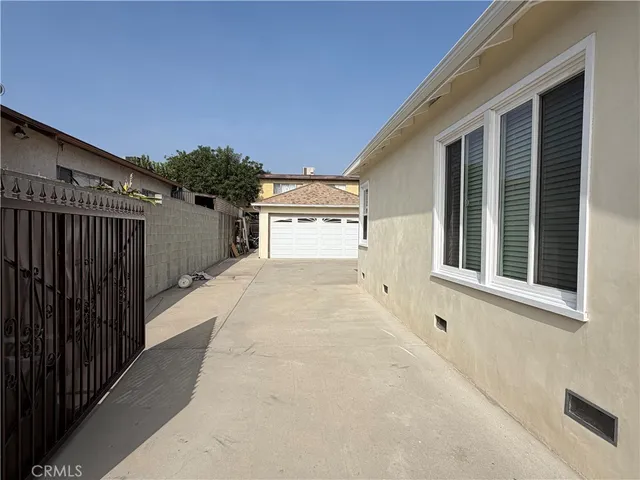 a view of a house with a backyard