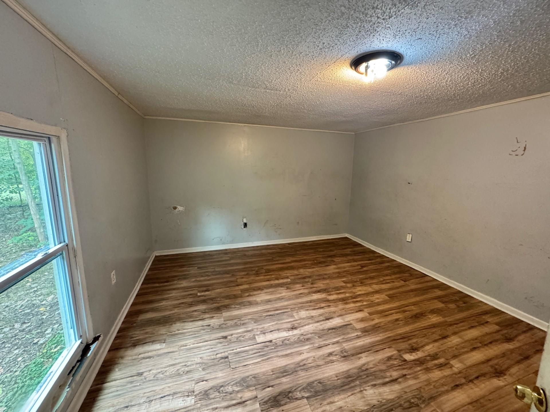 5299 Airview Road Memphis, TN 38109 - Photo 11 of 11 en empty room with window
