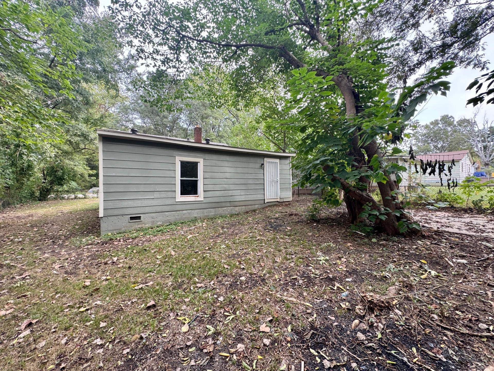 5299 Airview Road Memphis, TN 38109 - Photo 4 of 11 a backyard of a house with lots of green space
