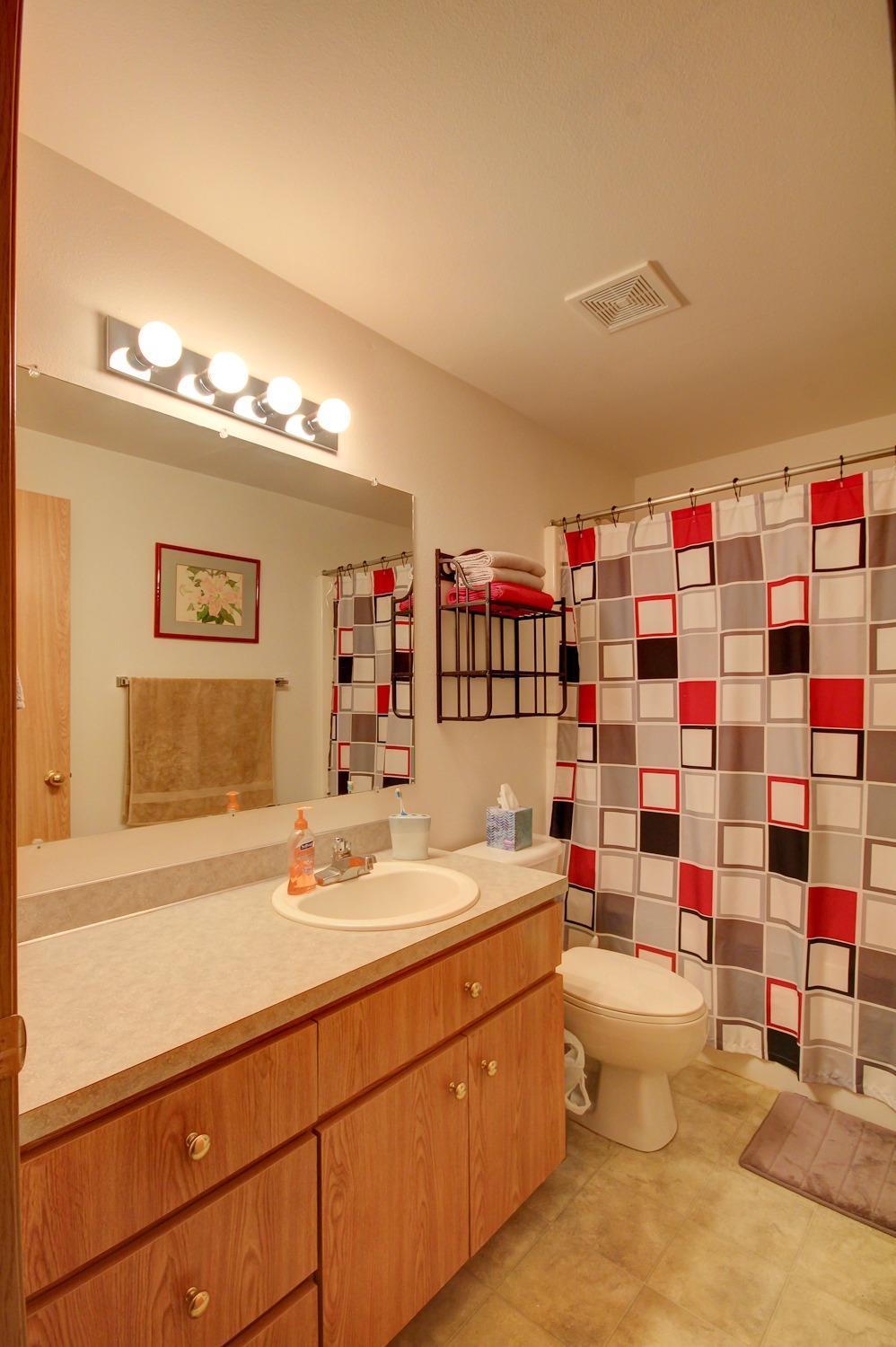 407 Shady Lane Prospect, OR 97536 - Photo 29 of 35 Large guest bath