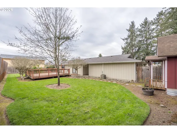 a view of a house with backyard and garden