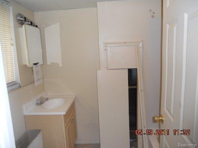 35057 Beverly Road Romulus, MI 48174 - Photo 11 of 11 2nd bath room