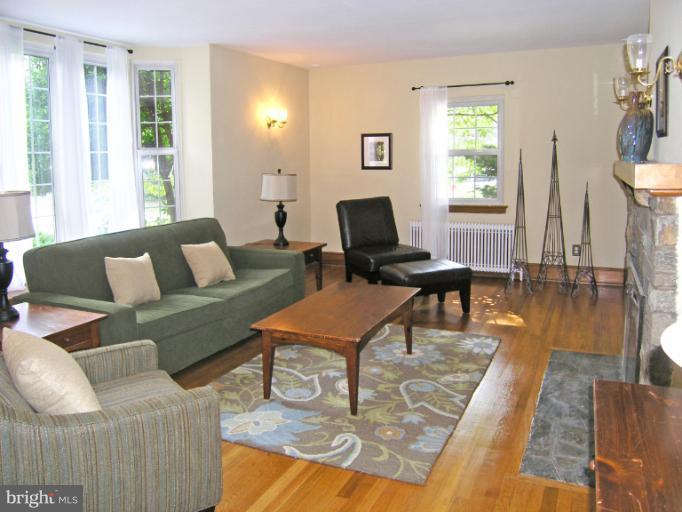 417 Ellsworth Drive Silver Spring, MD 20910 - Photo 6 of 24 Living Room
