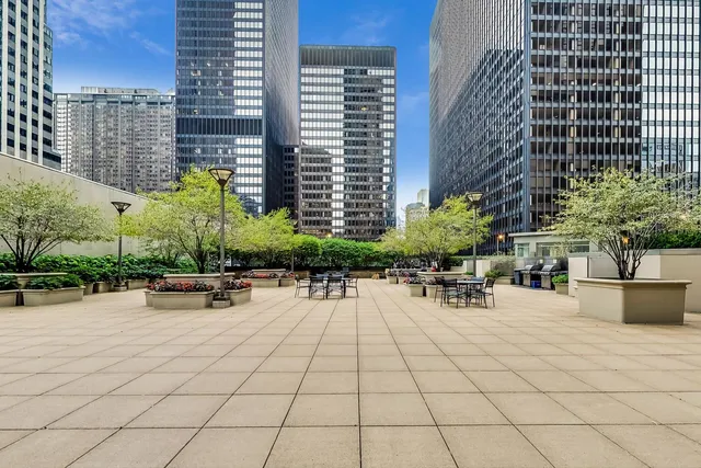 $3,700 | 222 North Columbus Drive, Unit 1703, Chicago, IL 60601