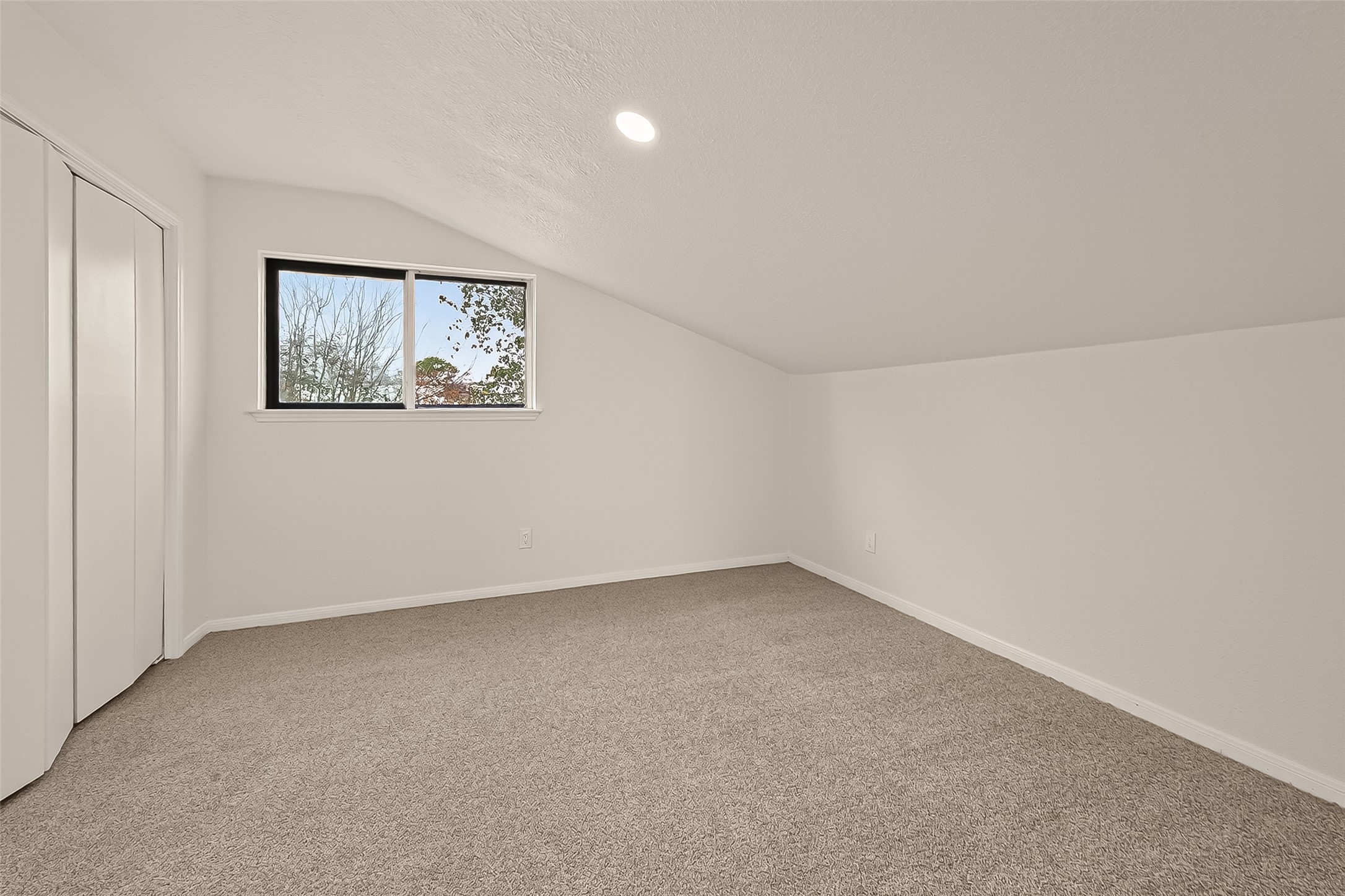 4415 Anacacho Street Pasadena, TX 77504 - Photo 18 of 45 an empty room with a workbench