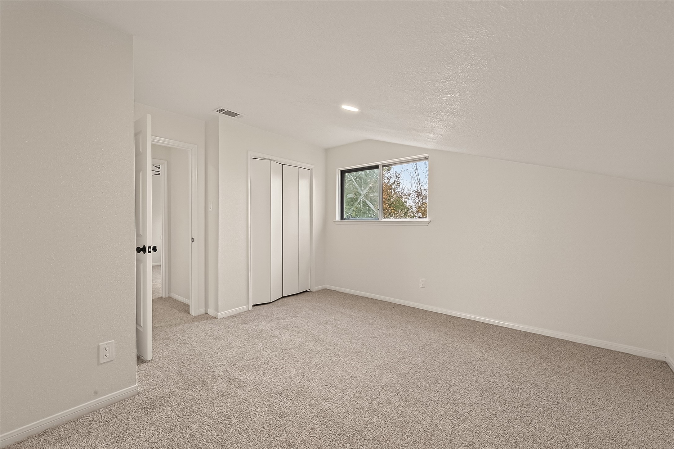 4415 Anacacho Street Pasadena, TX 77504 - Photo 19 of 45 an empty room with windows and closet