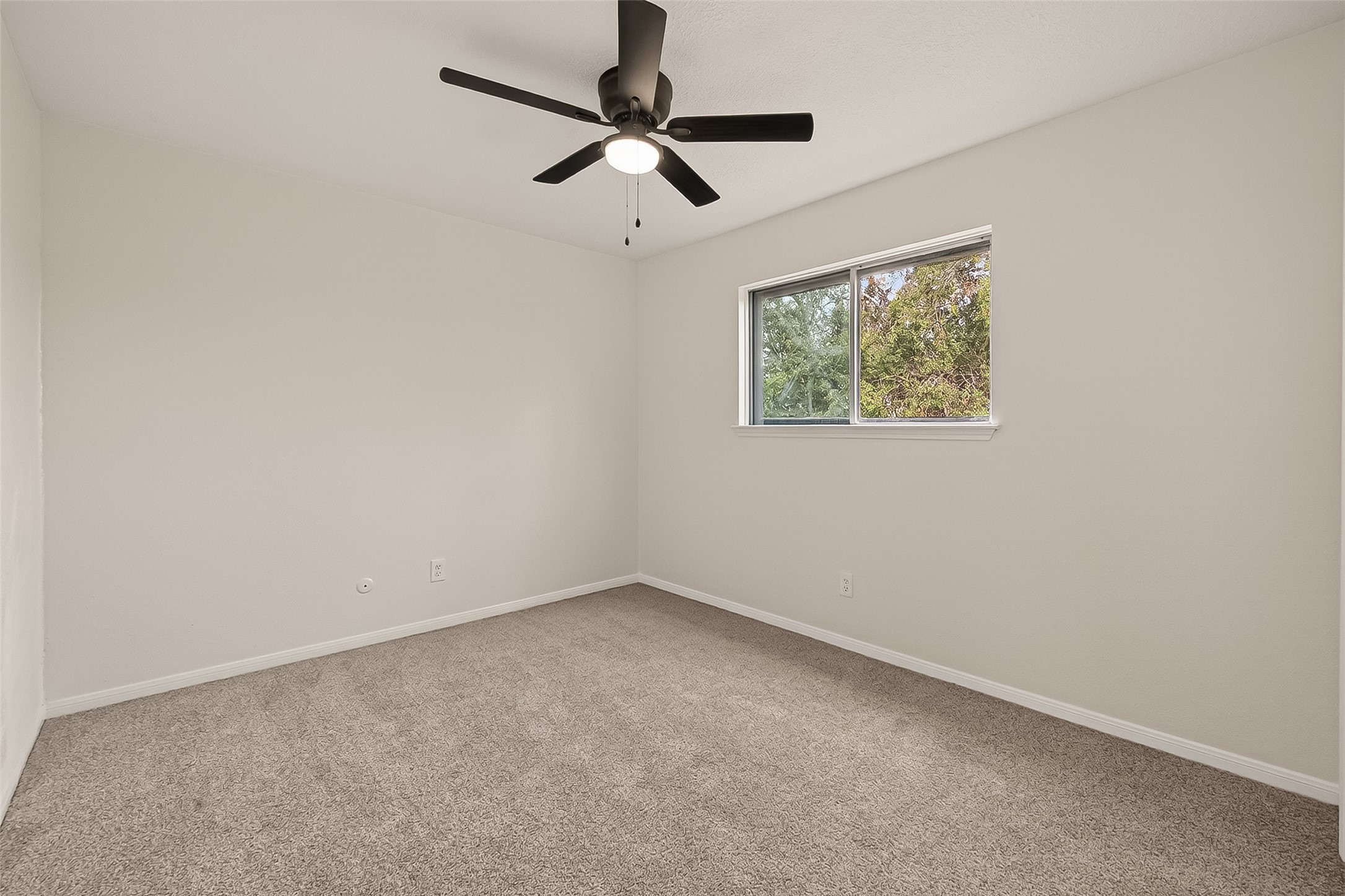 4415 Anacacho Street Pasadena, TX 77504 - Photo 20 of 45 an empty room with a window