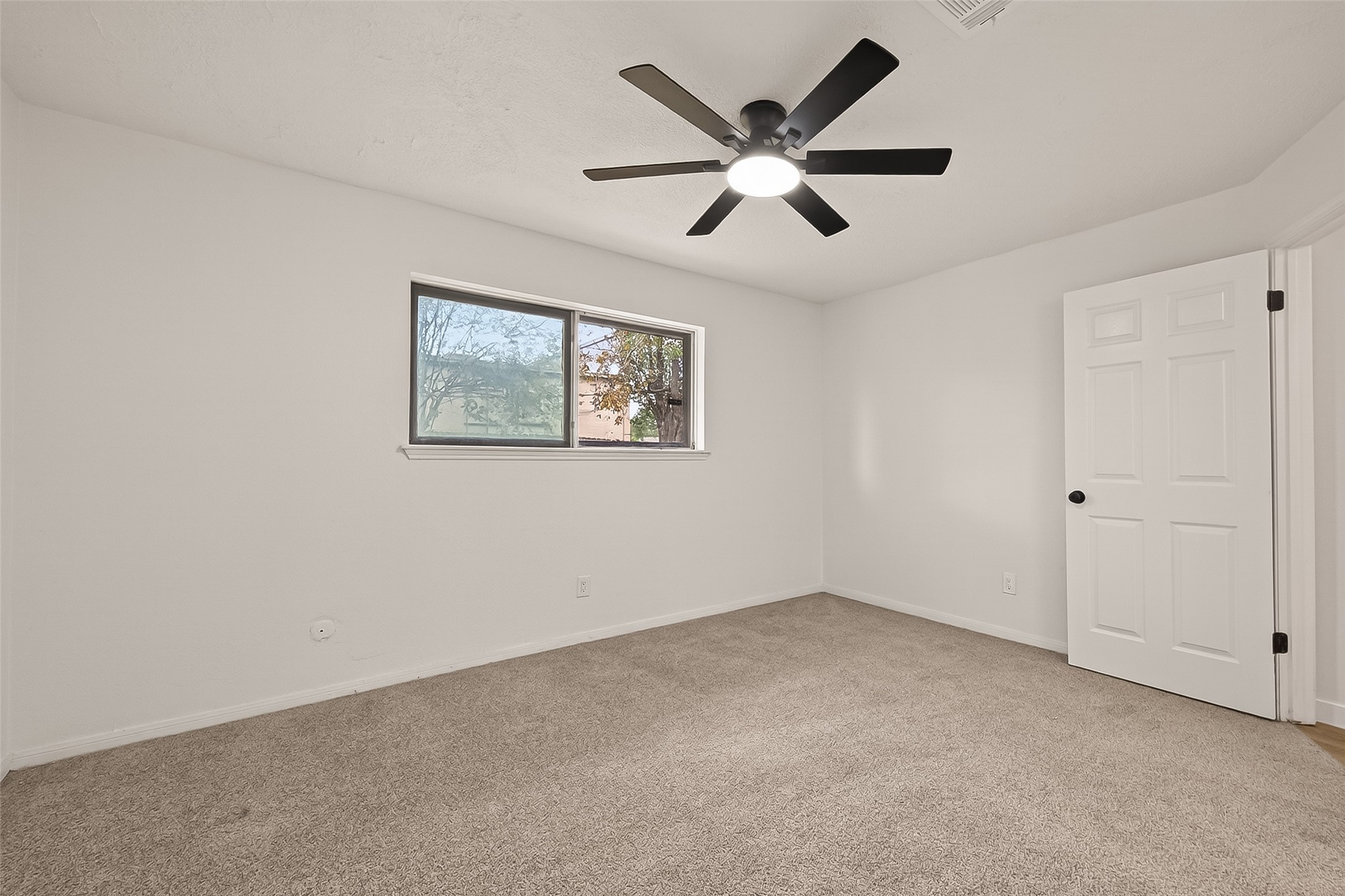 4415 Anacacho Street Pasadena, TX 77504 - Photo 25 of 45 a view of an empty room with a window
