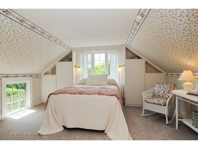 14 West Sunset Road Chicago, IL 60647 - Photo 15 of 25 a bedroom with a bed and a window