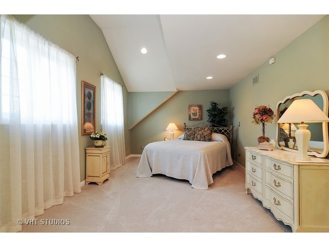 14 West Sunset Road Chicago, IL 60647 - Photo 16 of 25 a bedroom with a bed and a dresser