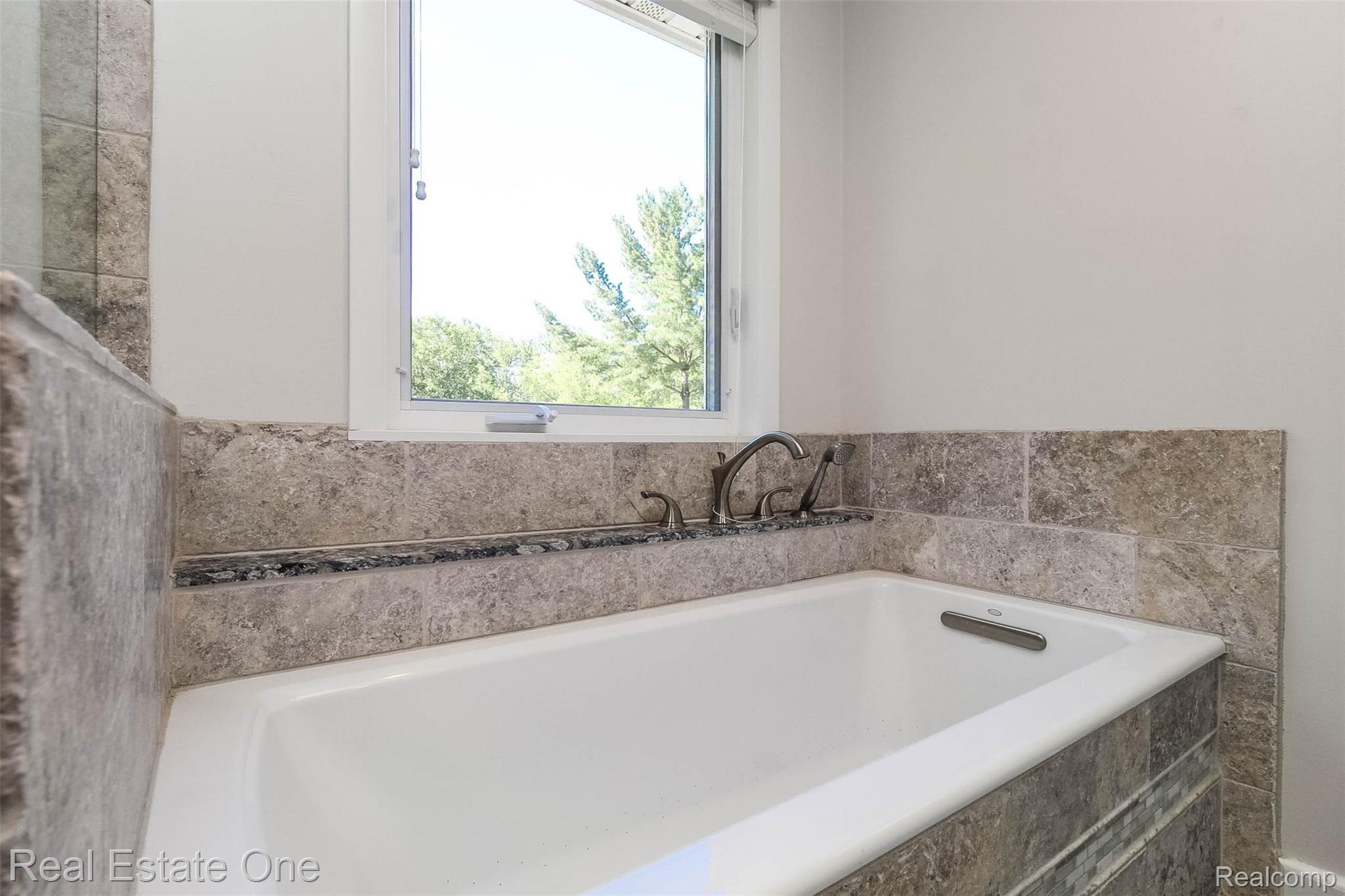 475 Grace Avenue Rochester, MI 48307 - Photo 22 of 58 Bubble tub and newly installed window