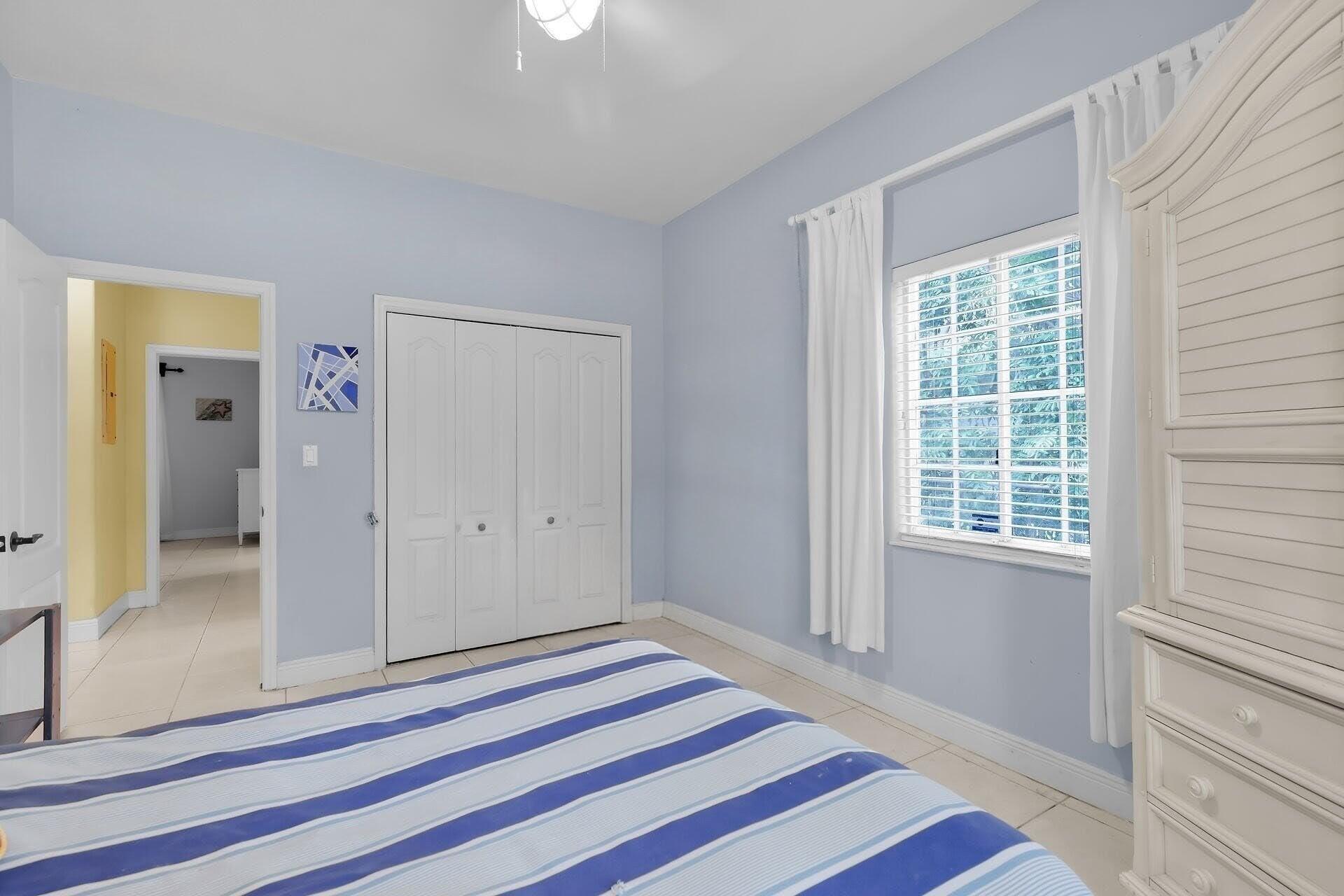 6 Fishermans Trail Key Largo, FL 33037 - Photo 21 of 50 a room that has a rug and a window