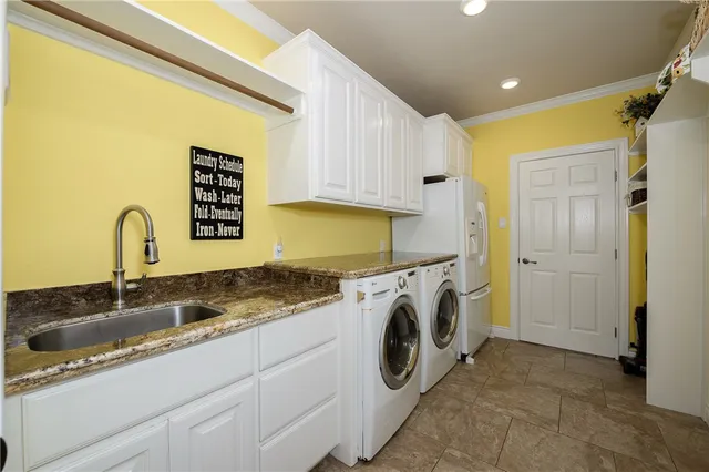 a view of empty room with ceiling fan