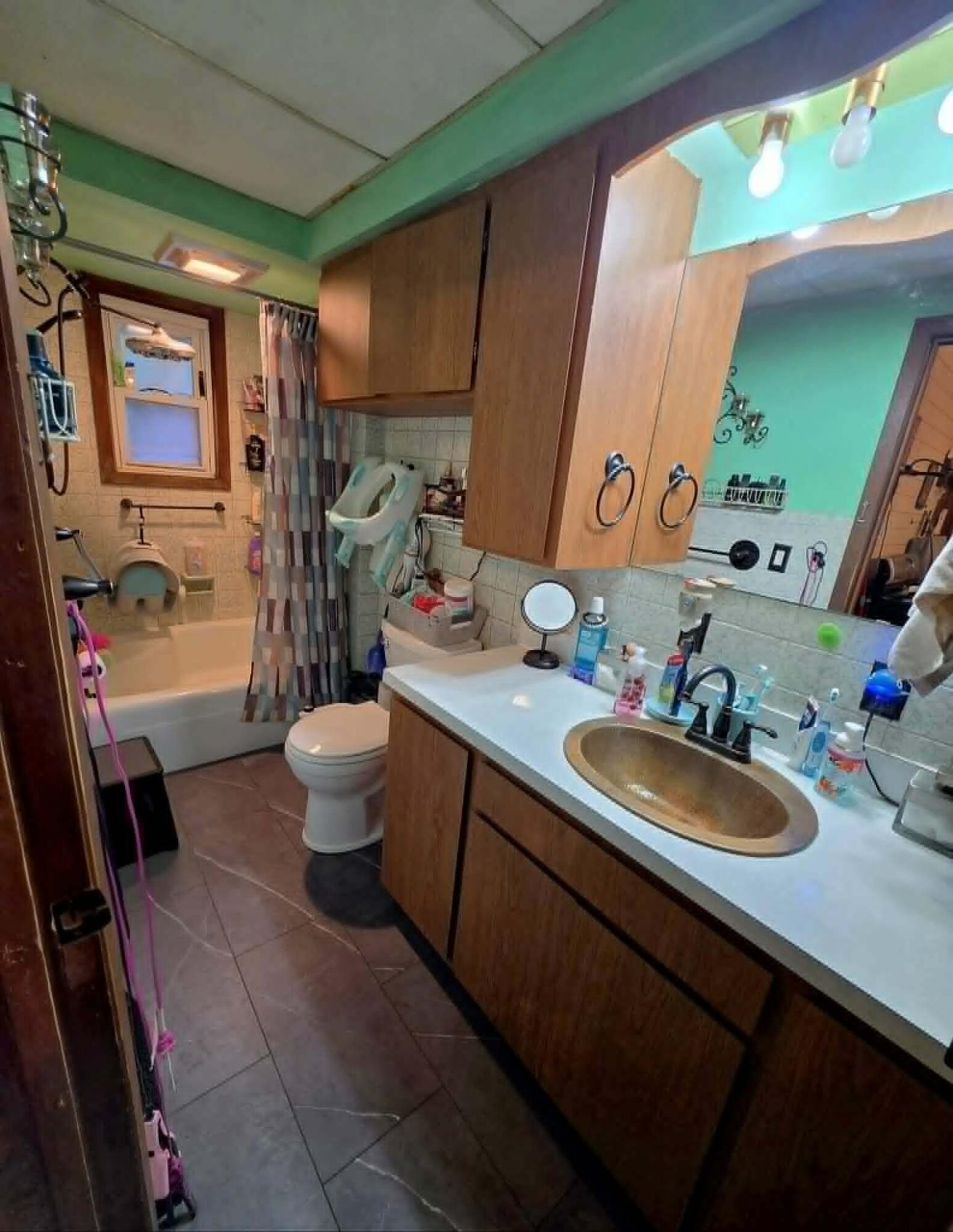 1420 Hawthorne Avenue Two Rivers, WI 54241 - Photo 13 of 34 mainbath1