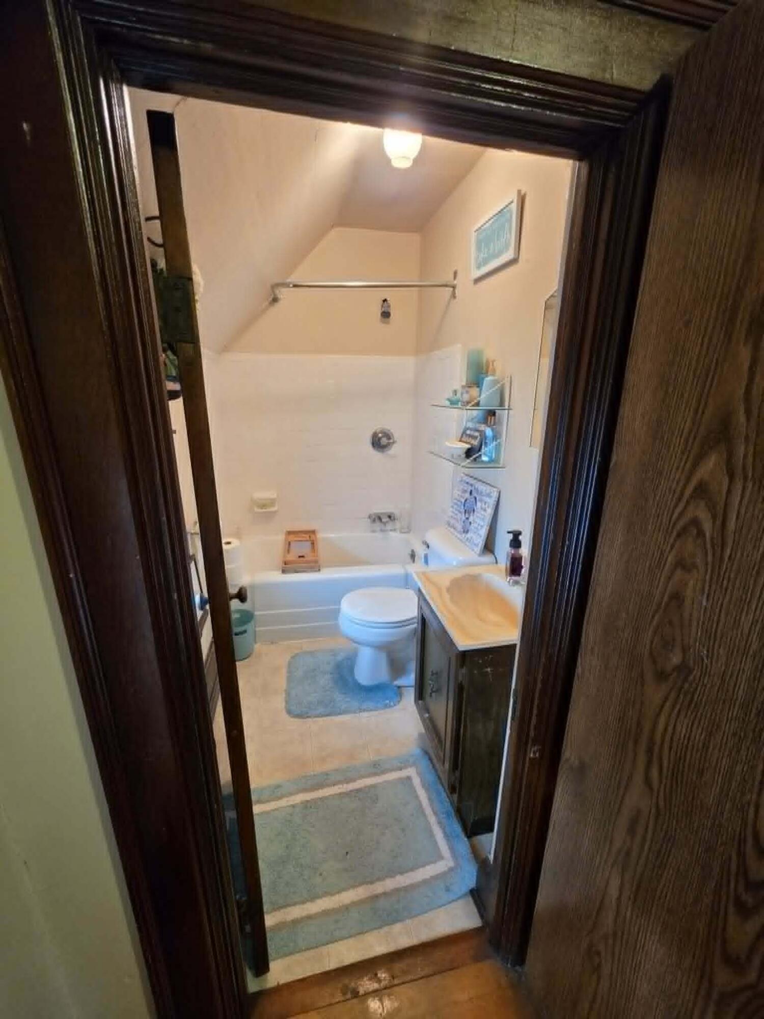 1420 Hawthorne Avenue Two Rivers, WI 54241 - Photo 22 of 34 upperbathroom