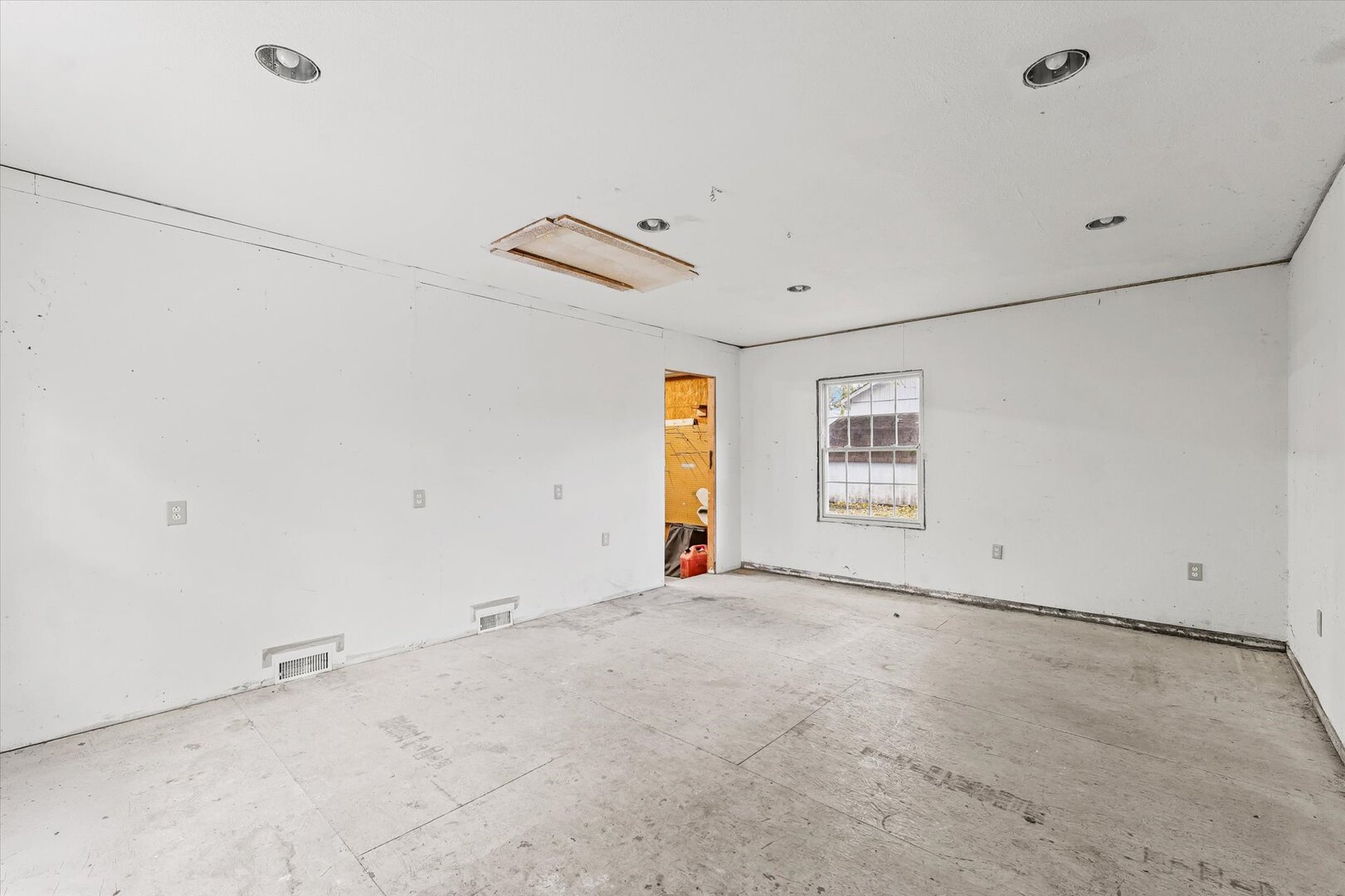 501 East McClelland Street Monticello, IL 61856 - Photo 24 of 31 an empty room with windows