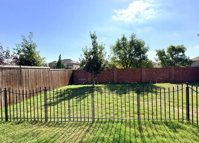 a view of house with backyard and porch