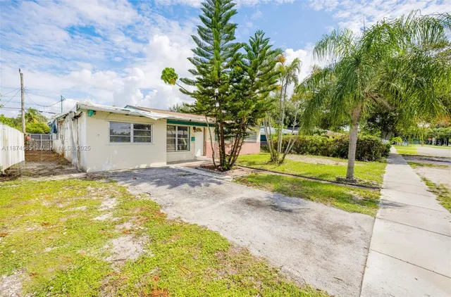 a view of a house with backyard and tree s