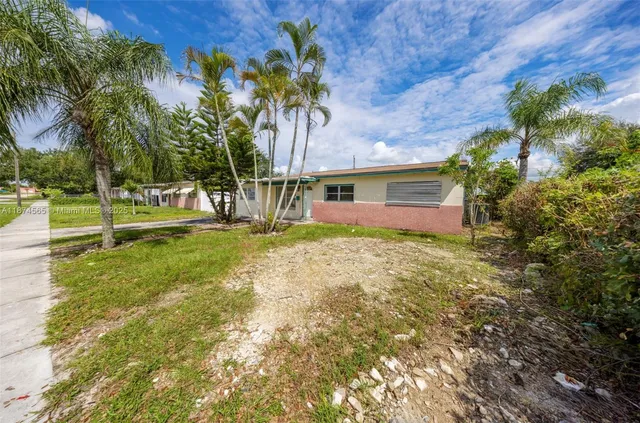 a view of a house with a yard