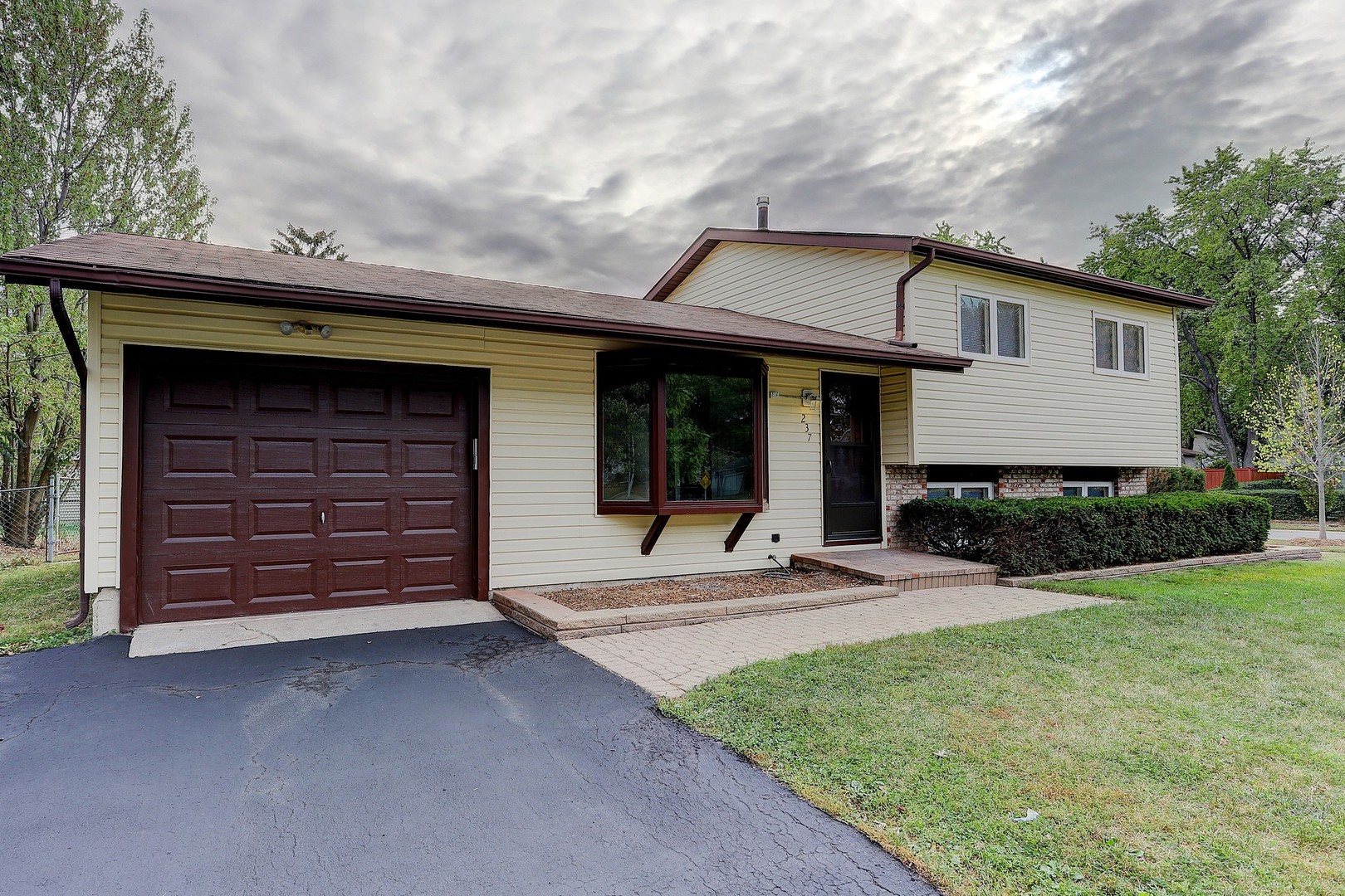 237 Riverside Drive Bolingbrook, IL 60440 - Photo 1 of 23