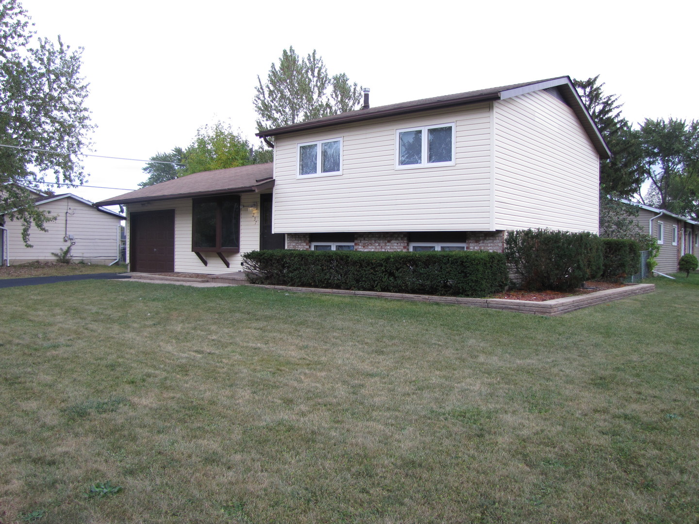 237 Riverside Drive Bolingbrook, IL 60440 - Photo 2 of 23