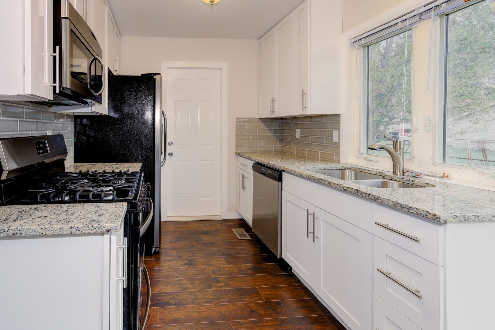 237 Riverside Drive Bolingbrook, IL 60440 - Photo 4 of 23