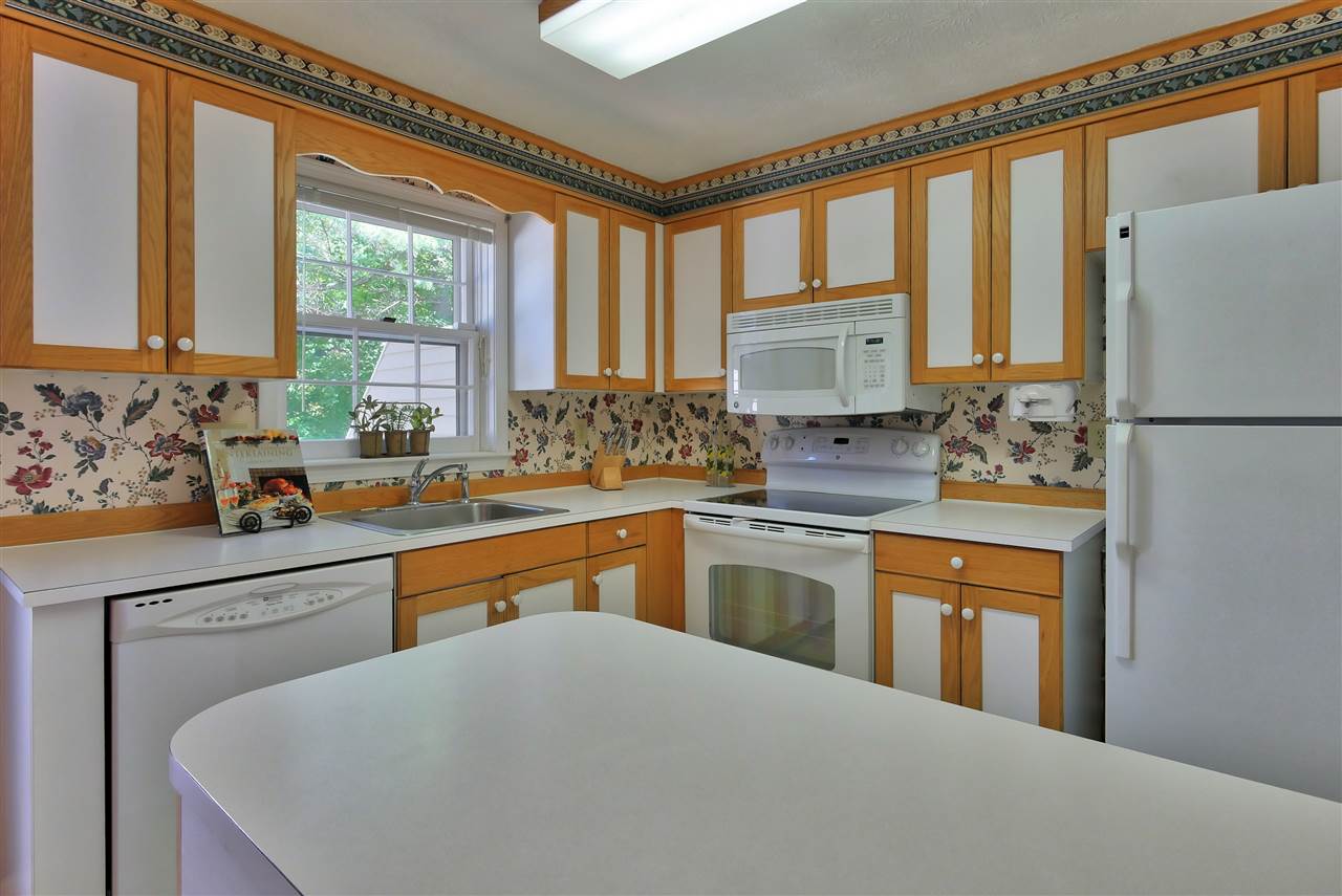 325 Winding Pond Road Londonderry, NH 03053 - Photo 7 of 27