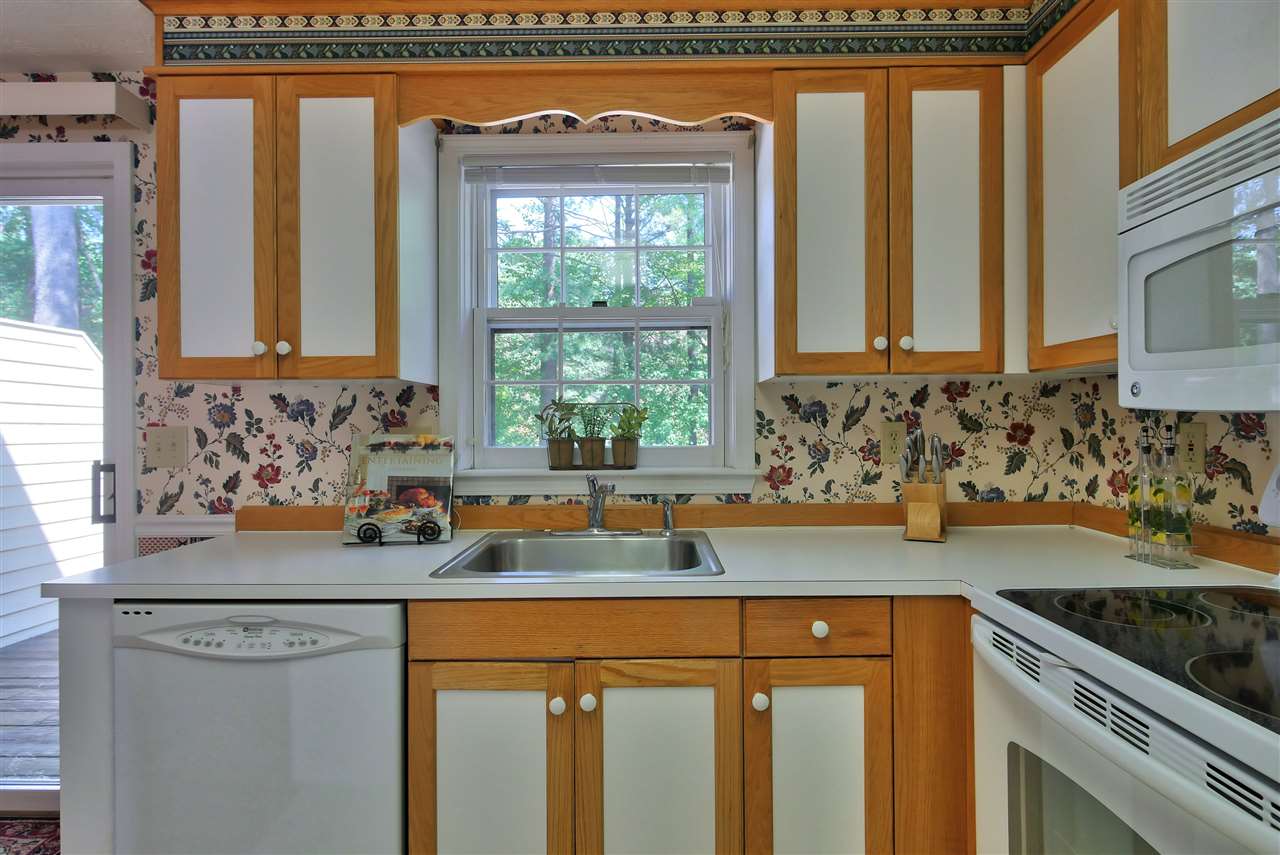 325 Winding Pond Road Londonderry, NH 03053 - Photo 8 of 27
