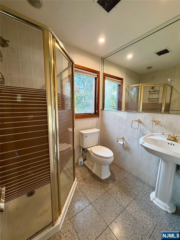 517 Fordham Place Paramus, NJ 07652 - Photo 13 of 25 a spacious bathroom with a toilet sink and mirror