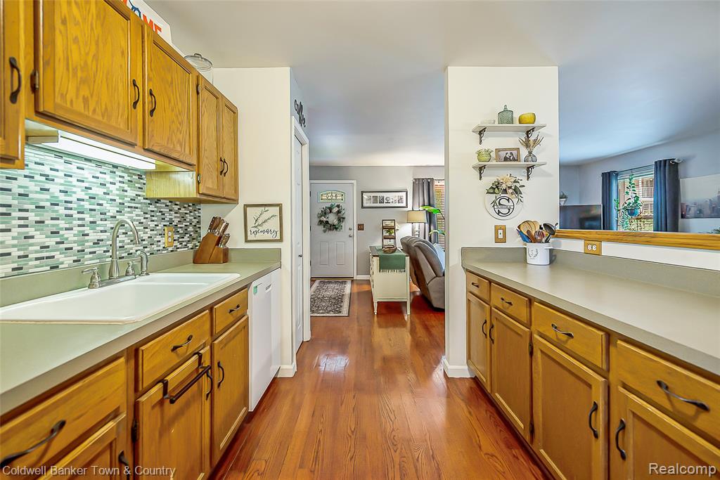 411 Springwell Lane Howell, MI 48843 - Photo 11 of 33