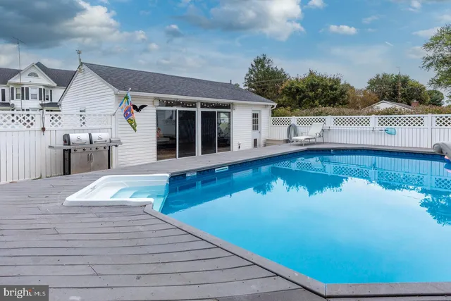 a view of house with tub