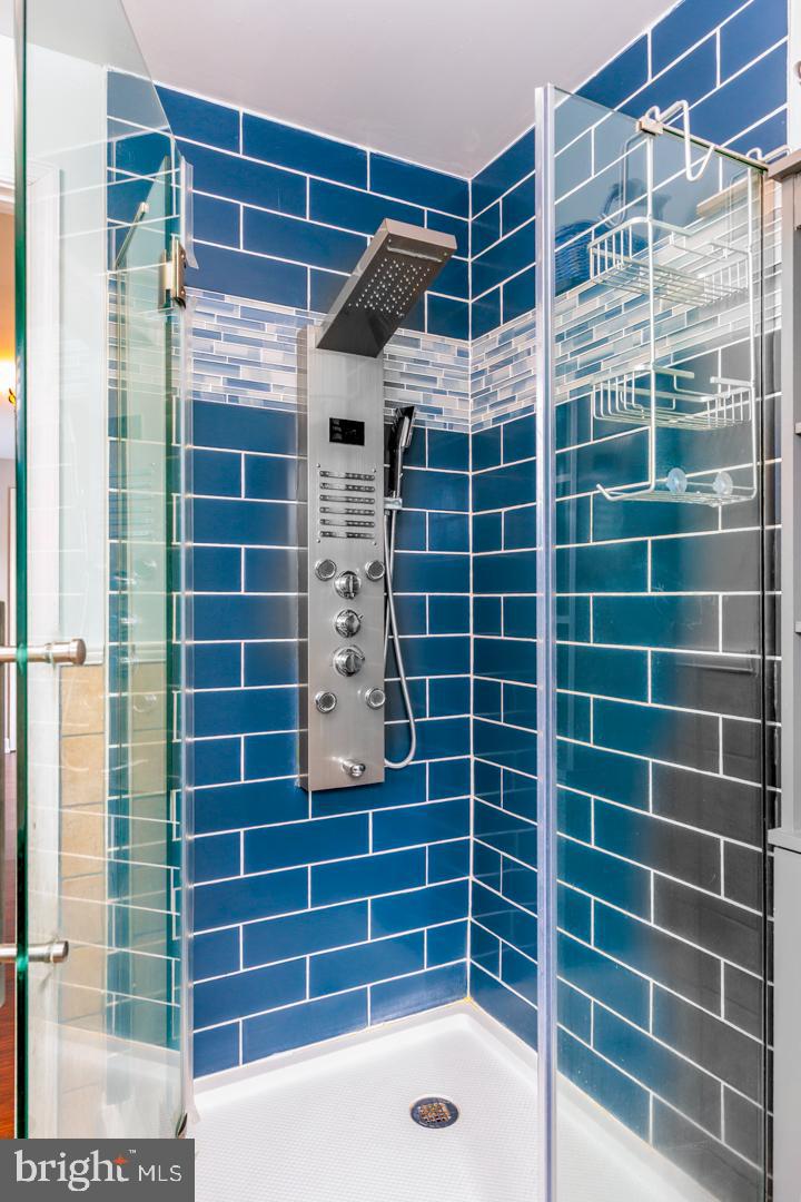 4904 Ravenwood Road Vienna, MD 21869 - Photo 30 of 42 a view of house with tub