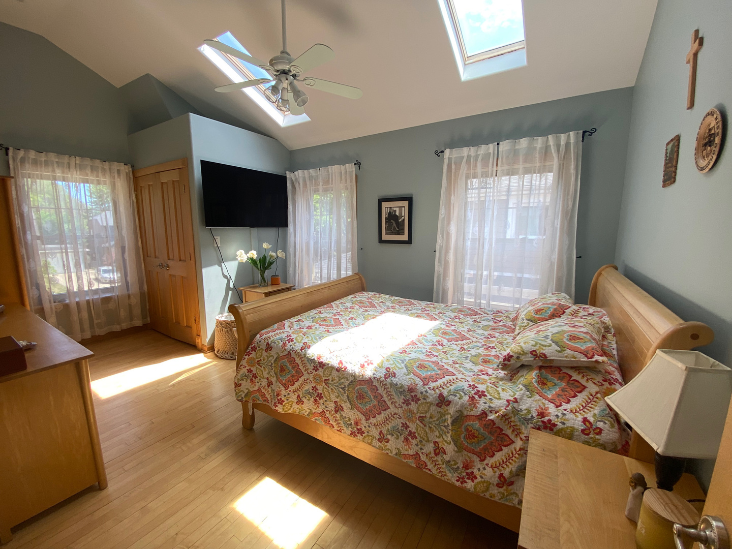 420 North Washington Avenue Park Ridge, IL 60068 - Photo 15 of 36 a bedroom with a bed and a flat screen tv