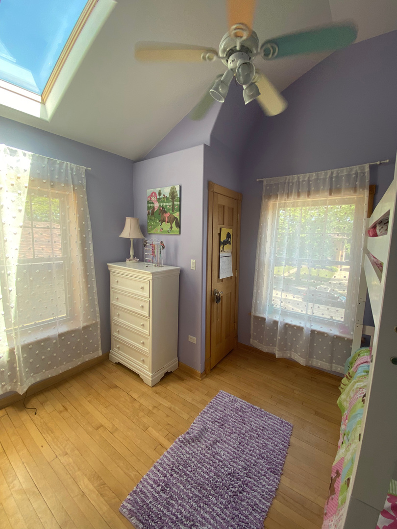 420 North Washington Avenue Park Ridge, IL 60068 - Photo 18 of 36 a view of a livingroom with a window