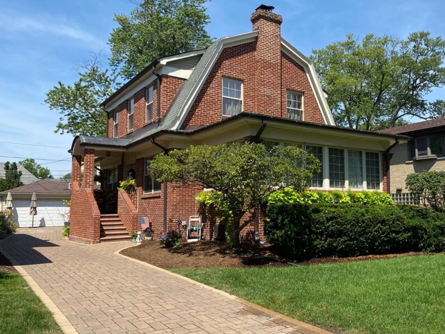 420 North Washington Avenue Park Ridge, IL 60068 - Photo 2 of 36 a front view of a house with garden